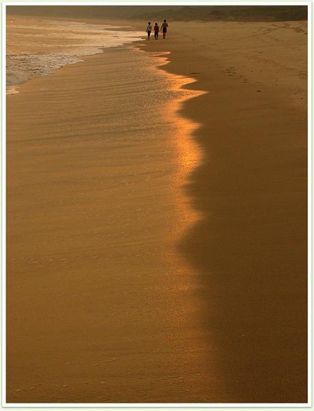 蓝色天空下散落的浮云